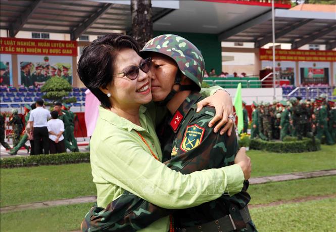 Niềm vui gặp lại người thân của chiến sĩ mới sau 3 tháng huấn luyện tân binh ở Tp. Hồ Chí Minh. Ảnh: Xuân Khu-TTXVN