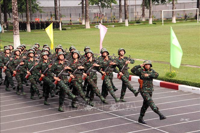 Duyệt đội ngũ tại lễ tuyên thệ chiến sĩ mới năm 2025 tại Trung đoàn Gia Định, Bộ Tư lệnh Thành phố Hồ Chí Minh. Ảnh: Xuân Khu-TTXVN