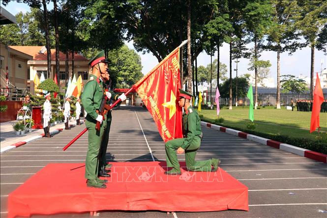 Thay mặt 750 tân binh Thành phố Hồ Chí Minh, chiến sĩ Phạm Hoàng Nam thực hiện nghi thức tuyên thệ dưới lá cờ Quyết chiến quyết thắng. Ảnh: Xuân Khu-TTXVN