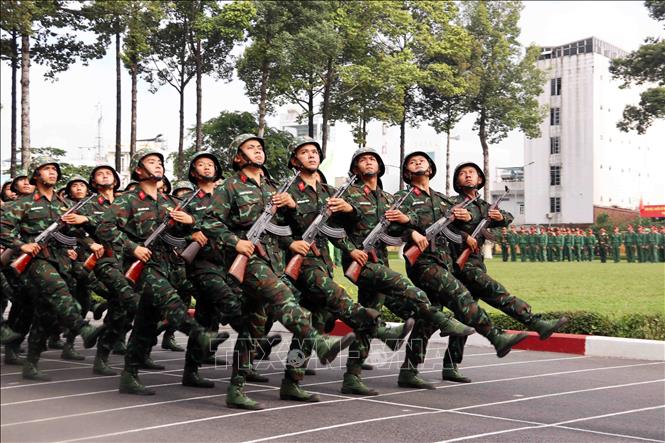 Duyệt đội ngũ tại lễ tuyên thệ chiến sĩ mới năm 2025 ở Trung đoàn Gia Định, Bộ Tư lệnh Thành phố Hồ Chí Minh. Ảnh: Xuân Khu-TTXVN
