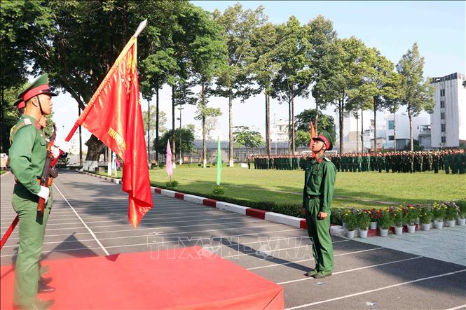 Thay mặt 750 tân binh Thành phố Hồ Chí Minh, chiến sĩ Phạm Hoàng Nam thực hiện nghi thức tuyên thệ dưới lá cờ Quyết chiến quyết thắng. Ảnh: Xuân Khu-TTXVN