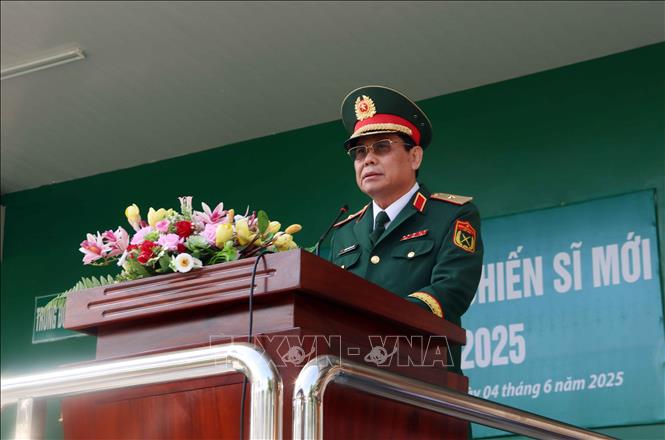 Thiếu tướng Đặng Văn Lẫm, Phó Tư lệnh Quân khu 7, phát biểu tại buổi lễ. Ảnh: Xuân Khu-TTXVN