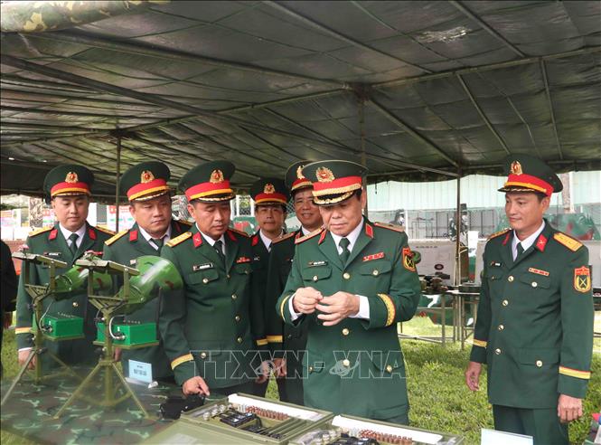 Thiếu tướng Đặng Văn Lẫm, Phó Tư lệnh Quân khu 7 tham quan khu vực trưng bày mô hình học cụ huấn luyện chiến sĩ mới tại Trung đoàn Gia Định, Bộ Tư lệnh Thành phố Hồ Chí Minh. Ảnh: Xuân Khu-TTXVN