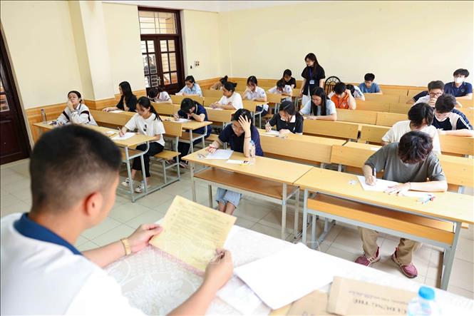 Năm nay thí sinh thi thêm 1 môn chung là môn Tiếng Anh, với hình thức thi trắc nghiệm 100%, thời gian làm bài 60 phút nên thí sinh thi 4 môn thi trong 2 ngày. Ảnh: Thanh Tùng - TTXVN