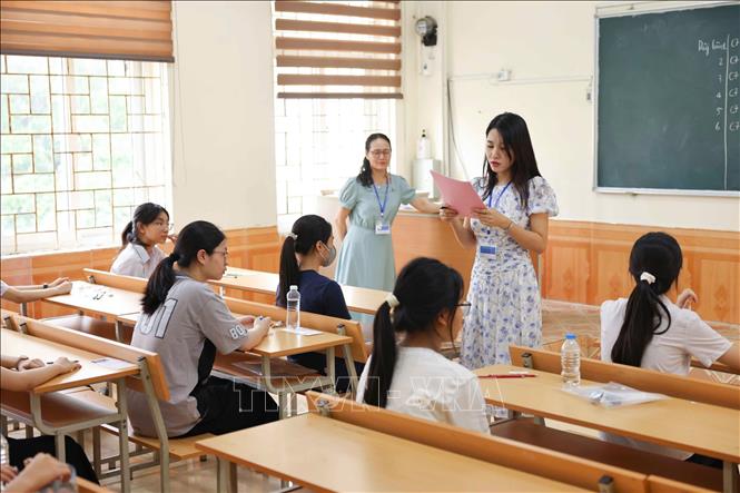 Giám thị phổ biến quy chế thi cho các thí sinh. Ảnh: Thanh Tùng - TTXVN