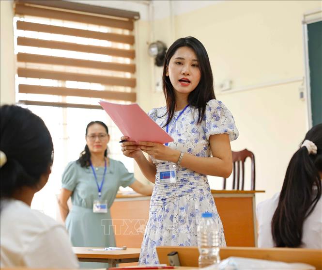Giám thị phổ biến quy chế thi cho các thí sinh. Ảnh: Thanh Tùng - TTXVN