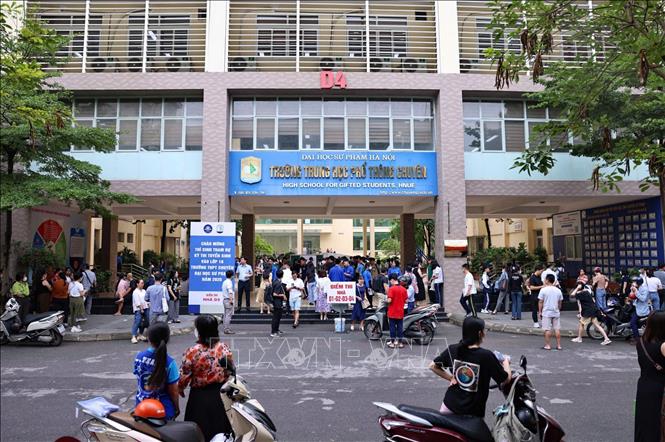 Với hơn 5.700 thí sinh dự thi, hội đồng tuyển sinh chia thành 8 điểm thi với 210 phòng thi và tổng chỉ tiêu của trường là 420 học sinh. Ảnh: Thanh Tùng - TTXVN