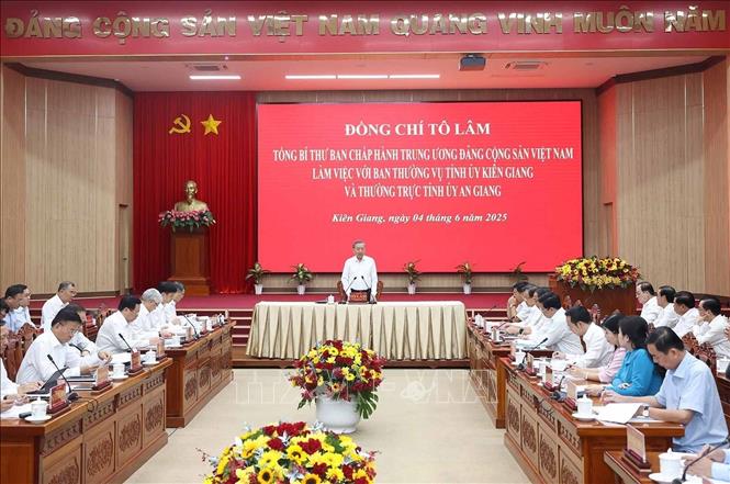 Tổng Bí thư Tô Lâm phát biểu chỉ đạo tại cuộc làm việc với Ban Thường vụ Tỉnh ủy Kiên Giang và Thường trực Tỉnh ủy An Giang. Ảnh: Thống Nhất – TTXVN