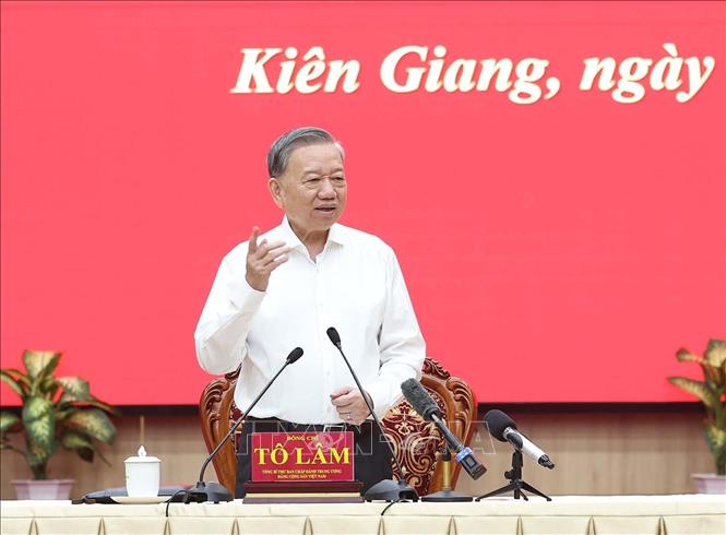 Tổng Bí thư Tô Lâm phát biểu chỉ đạo tại cuộc làm việc với Ban Thường vụ Tỉnh ủy Kiên Giang và Thường trực Tỉnh ủy An Giang. Ảnh: Thống Nhất – TTXVN