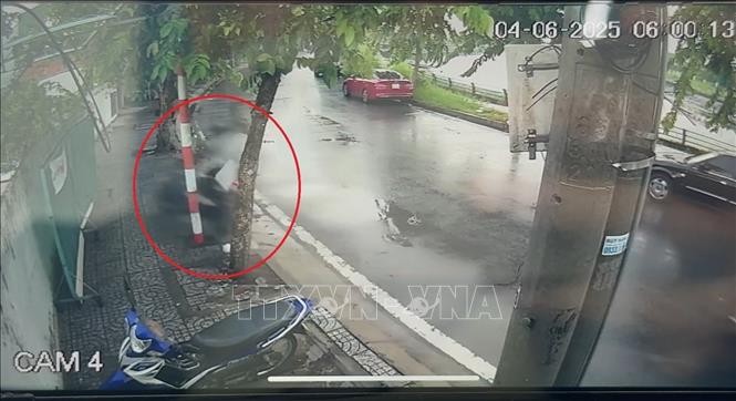Hình ảnh xe mô tô chở 2 thanh niên đâm vào tường được camera của người dân ở hiện trường ghi lại. Ảnh: TTXVN phát
