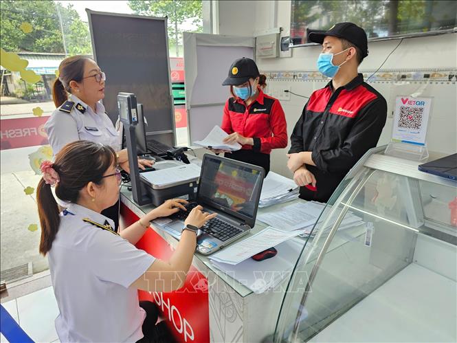 Đoàn kiểm tra đột xuất an toàn thực phẩm tại các cửa hàng của Công ty C.P trên địa bàn Bình Dương. Ảnh: TTXVN phát