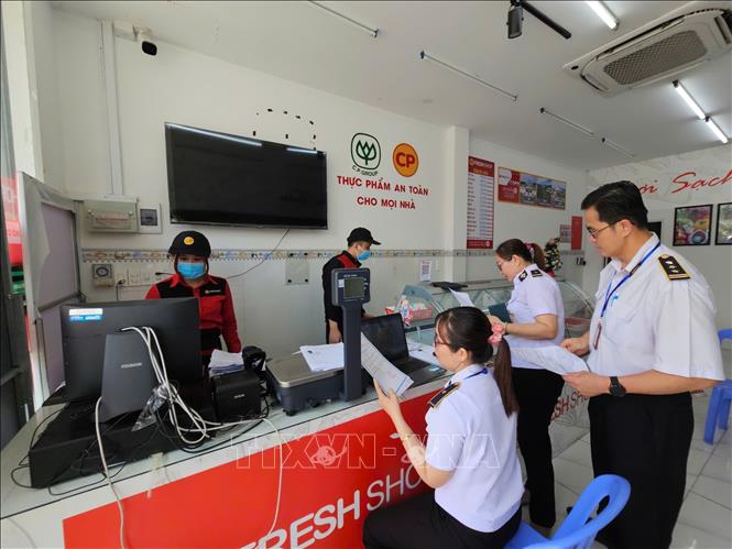 Đoàn kiểm tra đột xuất an toàn thực phẩm tại các cửa hàng của Công ty C.P trên địa bàn Bình Dương. Ảnh: TTXVN phát