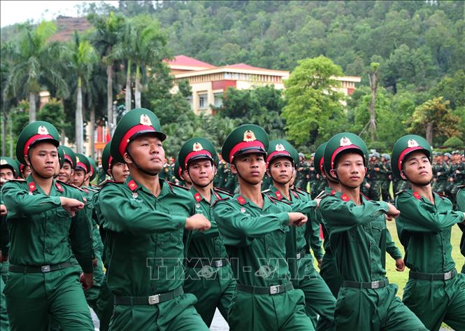 Thực hành đi theo điều lệnh của chiến sĩ mới nhập ngũ năm 2025. Ảnh: Trọng Đức - TTXVN