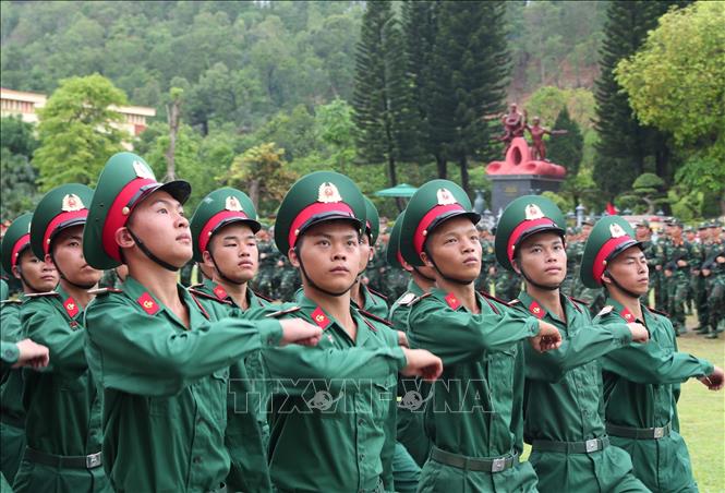 Thực hành đi theo điều lệnh của chiến sĩ mới nhập ngũ năm 2025. Ảnh: Trọng Đức - TTXVN