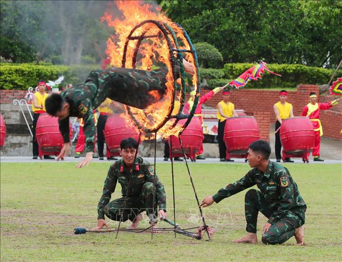 Biểu diễn nhảy qua vòng lửa của chiến sĩ mới nhập ngũ năm 2025. Ảnh: Trọng Đức - TTXVN