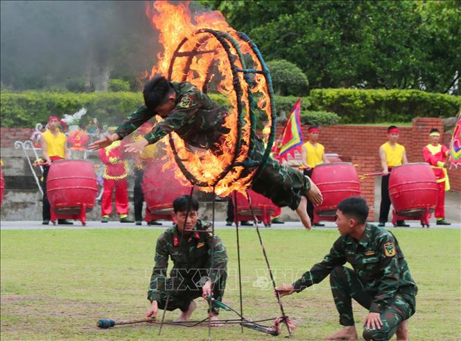 Biểu diễn nhảy qua vòng lửa của chiến sĩ mới nhập ngũ năm 2025. Ảnh: Trọng Đức - TTXVN