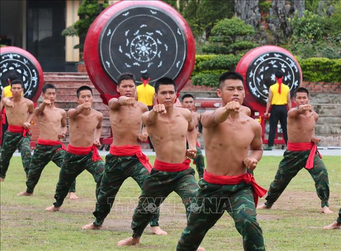 Biểu diễn ''Lục hợp Quyền chiến'' của chiến sĩ mới nhập ngũ năm 2025. Ảnh: Trọng Đức - TTXVN