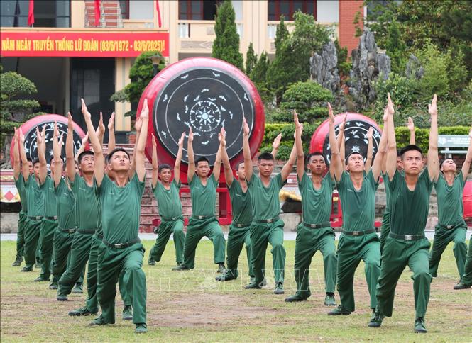 Thực hiện các bài tập thể dục buổi sáng của chiến sĩ mới nhập ngũ năm 2025. Ảnh: Trọng Đức - TTXVN