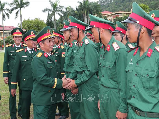 Lãnh đạo, chỉ huy Binh chủng đặc công động viên, chúc mừng chiến sĩ mới sau buổi lễ tuyên thệ. Ảnh: Trọng Đức - TTXVN