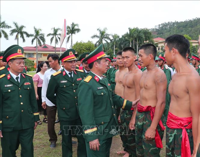 Lãnh đạo, chỉ huy Binh chủng đặc công động viên, chúc mừng chiến sĩ sau buổi lễ tuyên thệ. Ảnh: Trọng Đức - TTXVN