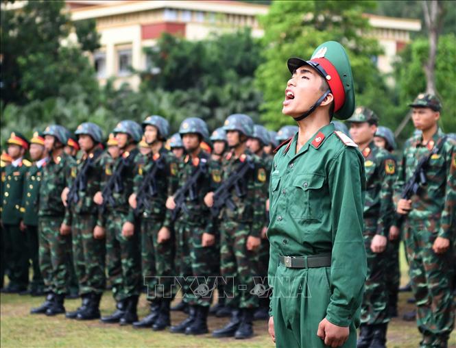 Chiến sĩ mới của Lữ đoàn đặc công 113 đọc 10 lời thề danh dự của quân nhân trong lễ tuyên thệ. Ảnh: Trọng Đức - TTXVN