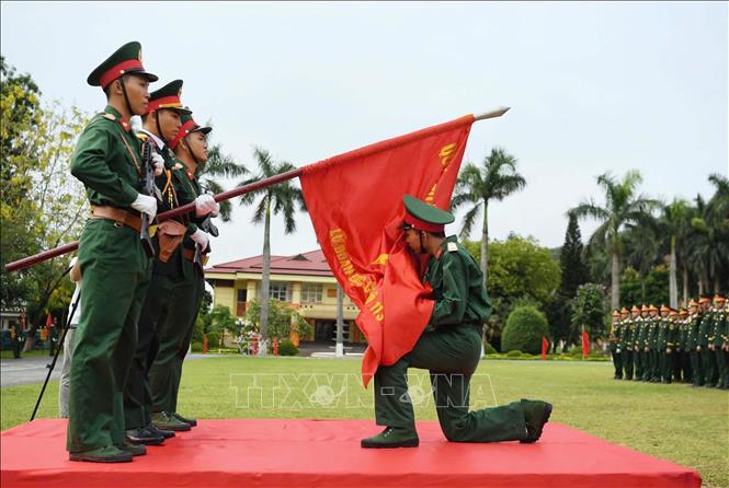 Chiến sĩ mới của Lữ đoàn 113 đặc công hôn Lá cờ Quyết thắng của đơn vị trong lễ tuyên thệ. Ảnh: Trọng Đức - TTXVN