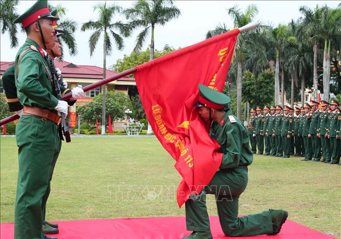 Chiến sĩ mới của Lữ đoàn 113 đặc công hôn Lá cờ Quyết thắng trong lễ tuyên thệ. Ảnh: Trọng Đức - TTXVN