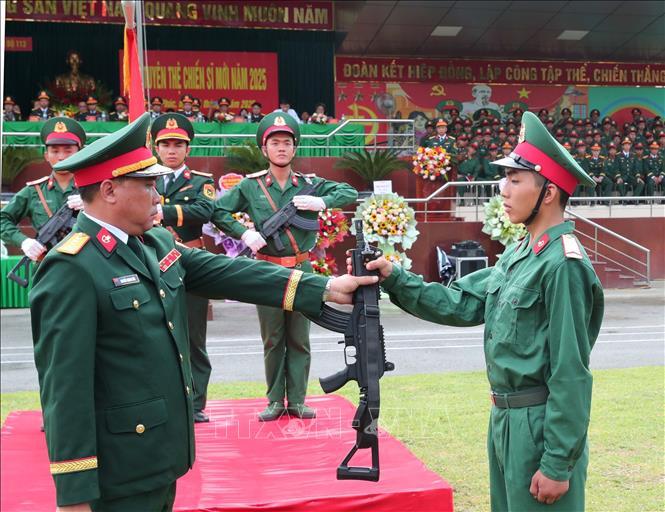 Lãnh đạo, chỉ huy Lữ đoàn 113 đặc công trao vũ khí cho chiến sĩ mới trong lễ tuyên thệ. Ảnh: Trọng Đức - TTXVN