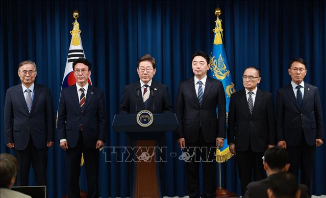 Tân Tổng thống Hàn Quốc Lee Jae Myung (thứ 3, trái) cùng các nhân sự nội các mới được đề cử. Ảnh: Yonhap/TTXVN
