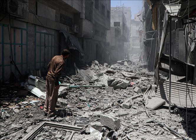 Cảnh đổ nát sau các cuộc không kích của Israel xuống thành phố Gaza ngày 31/5/2025. Ảnh: THX/TTXVN
