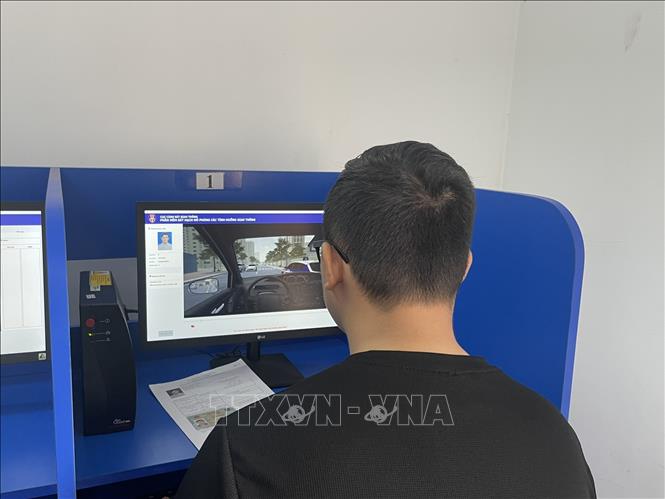 Việc tổ chức sát hạch được thực hiện nghiêm túc, công khai, với hệ thống camera giám sát toàn bộ quá trình. Ảnh: Huyền Trang - TTXVN 