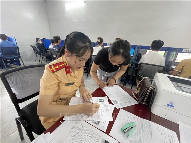 Việc tổ chức sát hạch được thực hiện nghiêm túc, công khai, với hệ thống camera giám sát toàn bộ quá trình. Ảnh: Huyền Trang TTXVN 