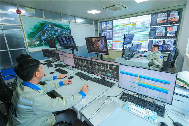 Phòng giám sát toàn bộ các hoạt động nhà máy nhôm Lâm Đồng. Ảnh: Hoàng Hiếu – TTXVN