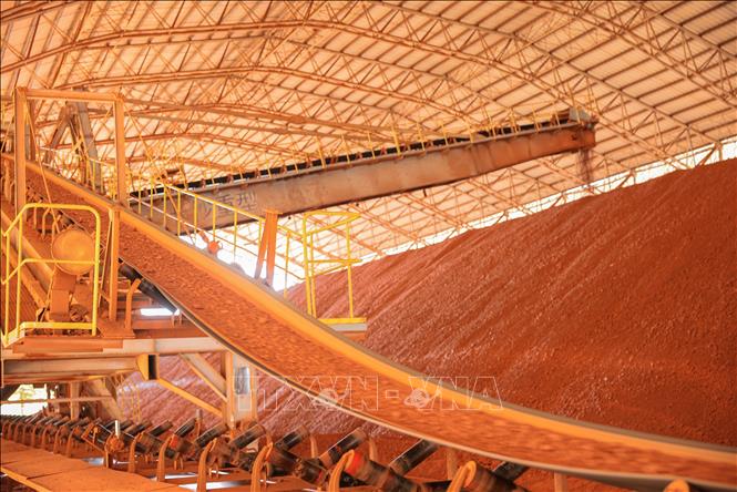 Khu vực chứa quặng sau nghiền tại nhà máy nhôm Lâm Đồng – TKV. Ảnh: Hoàng Hiếu – TTXVN
