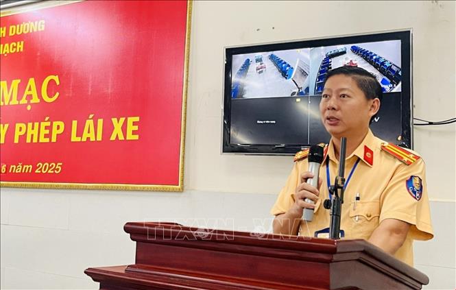 Trung tá Trần Minh Tuấn, Phó Trưởng phòng Cảnh sát giao thông, Công an tỉnh Bình Dương, phát biểu khai mạc kỳ sát hạch. Ảnh: Huyền Trang - TTXVN 