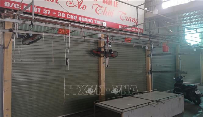 Nhiều ki ốt bán quần áo, giày dép tại chợ Cống Trắng (phường Quang Trung, thành phố Thái Bình) đóng cửa hàng loạt không rõ lý do. Ảnh: Thế Duyệt - TTXVN