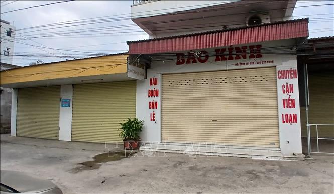 Nhiều cửa hàng bán kính mắt tại làng Lịch Động (xã Đông Các, huyện Đông Hưng) đóng cửa hàng loạt không rõ lý do. Ảnh: Thế Duyệt - TTXVN 