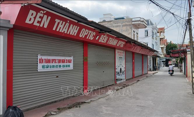 Nhiều cửa hàng bán kính mắt tại làng Lịch Động (xã Đông Các, huyện Đông Hưng) đóng cửa hàng loạt không rõ lý do. Ảnh: Thế Duyệt - TTXVN 