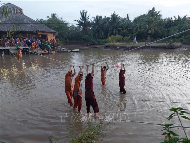 Du khách trải nghiệm các trò chơi dân gian tại Sân chim Vàm Hồ, huyện Ba Tri, tỉnh Bến Tre. Ảnh: Chương Đài - TTXVN