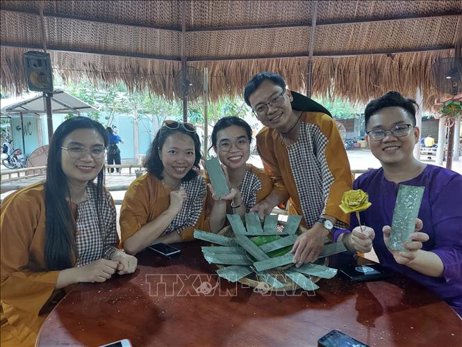 Du khách trải nghiệm làm món bánh truyền thống của địa phương tại Sân chim Vàm Hồ, huyện Ba Tri, tỉnh Bến Tre. Ảnh: Chương Đài - TTXVN