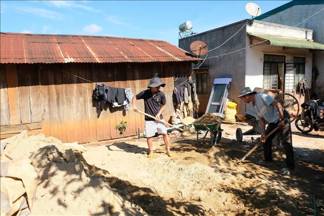 Năm 2025, huyện Di Linh có 102 hộ đủ điều kiện để nhận hỗ trợ từ chương trình xóa nhà tạm, nhà dột nát nhưng có hơn một nửa số hộ bị vướng các thủ tục về đất, hiện địa phương đang tích cực tháo gỡ để hoàn thành xóa nhà tạm trước ngày 30/6. Ảnh: Nguyễn Dũng – TTXVN