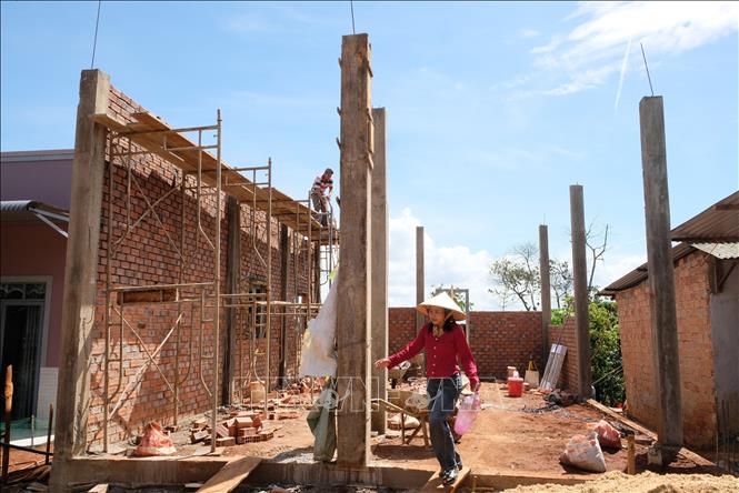 Hộ gia đình chị Ka Hes (thôn Duệ, xã Đinh Lạc, huyện Di Linh) là trường hợp được tháo gỡ khó khăn về đất ở (địa phương hỗ trợ sang tên, tách thửa từ mảnh đất được bố mẹ cho tặng) để nhận kinh phí hỗ trợ xoá nhà tạm, nhà dột nát theo quy định. Ảnh: Nguyễn Dũng - TTXVN