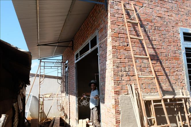 Căn nhà của gia đình ông K’Tos (sinh năm 1973, thôn Kao Kuil, xã Đinh Lạc, huyện Di Linh) được hỗ trợ từ nguồn kinh phí xóa nhà tạm, nhà dột nát đang vào giai đoạn hoàn thiện. Ảnh: Nguyễn Dũng - TTXVN