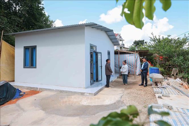 Căn nhà xây mới vừa được bàn giao cho gia đình anh Lieng Jrang Ha Bai (đồng bào K'Ho, xã Đạ Sar, Lạc Dương). Ảnh: Hoàng Hiếu - TTXVN