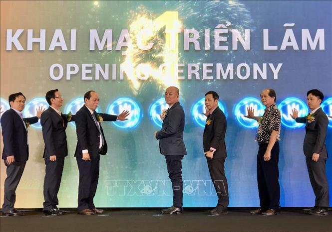 Đại biểu thực hiện nghi thức khai mạc chuỗi triển lãm. Ảnh: Mỹ Phương – TTXVN