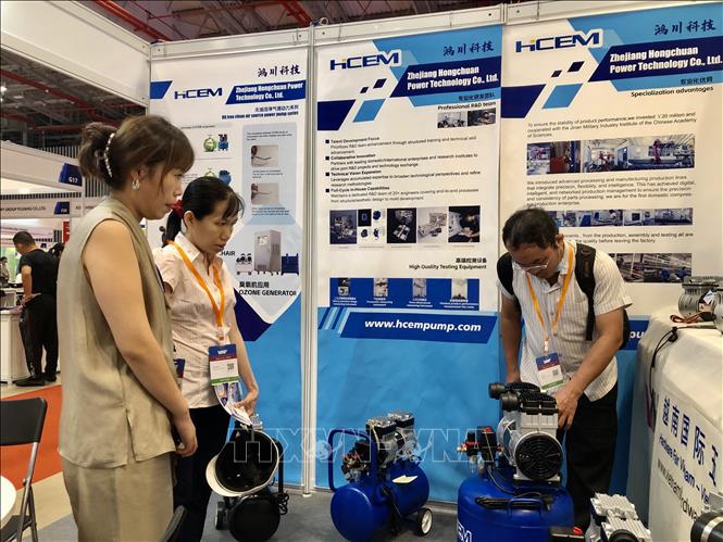Khách hàng tìm kiếm nguồn cung thiết bị mới tại chuỗi triển lãm. Ảnh: Mỹ Phương – TTXVN 