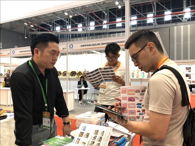 Doanh nghiệp kết nối giao thương trực tiếp tại chuỗi triển lãm. Ảnh: Mỹ Phương – TTXVN