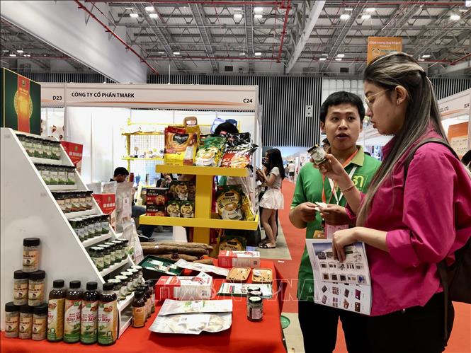 Đa dạng sản phẩm quà tặng thuộc nhiều ngành hàng được giới thiệu tại chuỗi triển lãm. Ảnh: Mỹ Phương – TTXVN 