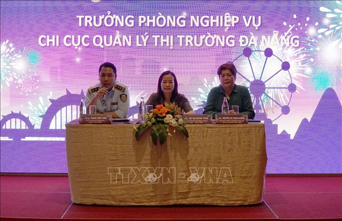 Ban tổ chức Ngày hội khuyến mại hàng hiệu – Mega Sale Đà Nẵng cung cấp thông tin cho phóng viên, nhà báo. Ảnh: Quốc Dũng - TTXVN