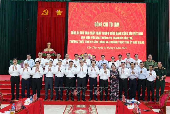 Tổng Bí thư Tô Lâm, Chủ tịch Quốc hội Trần Thanh Mẫn cùng các đại biểu. Ảnh: Thống Nhất – TTXVN